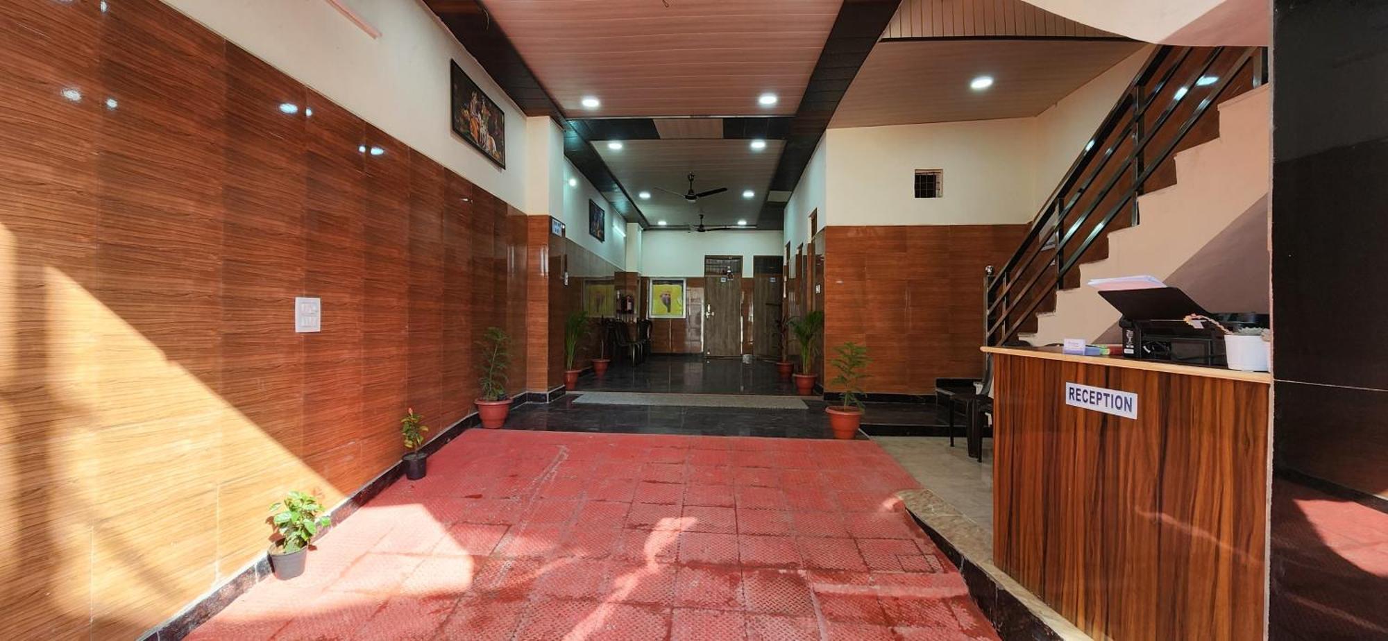 Отель Shree Radha Rani Dham, Near Iskcon And Prem Mandir Вриндавана Экстерьер фото