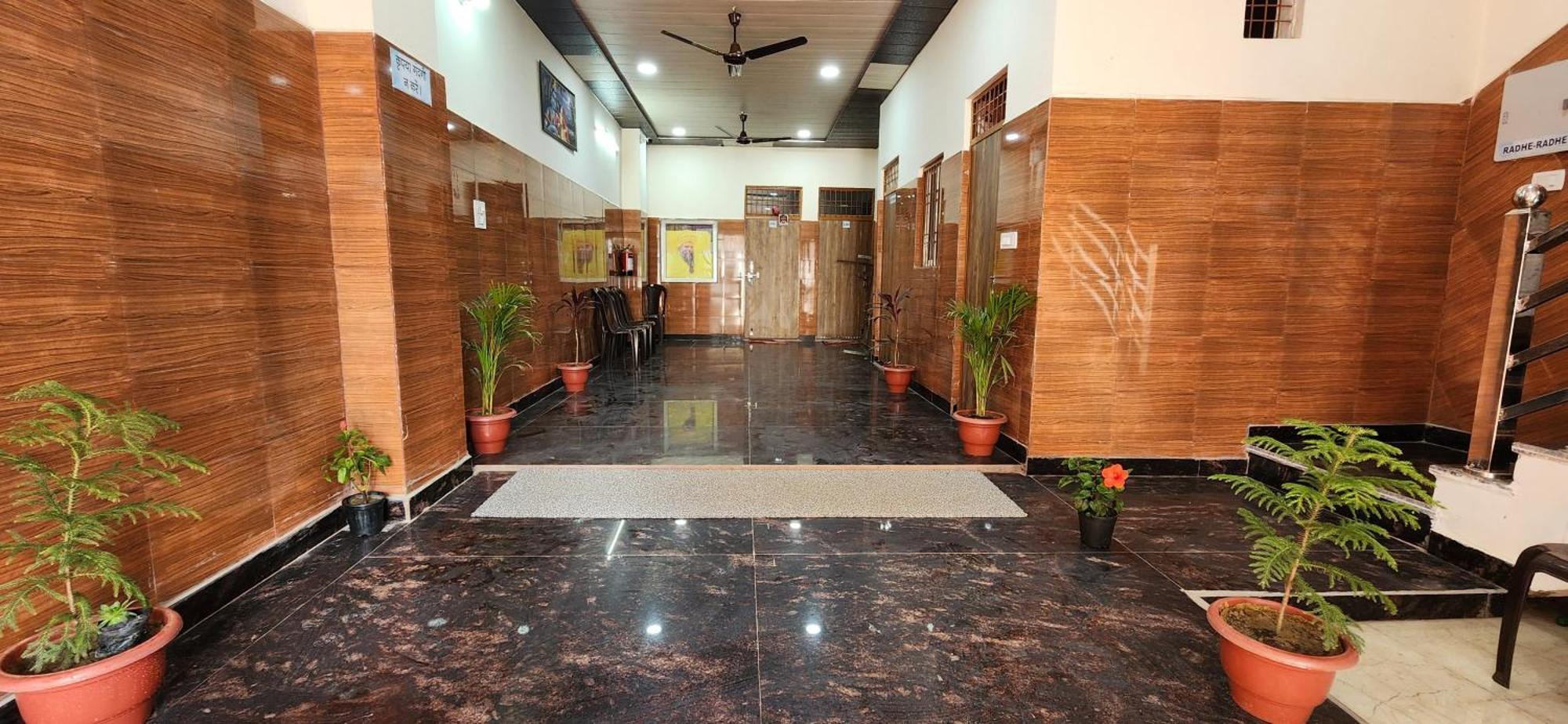 Отель Shree Radha Rani Dham, Near Iskcon And Prem Mandir Вриндавана Экстерьер фото