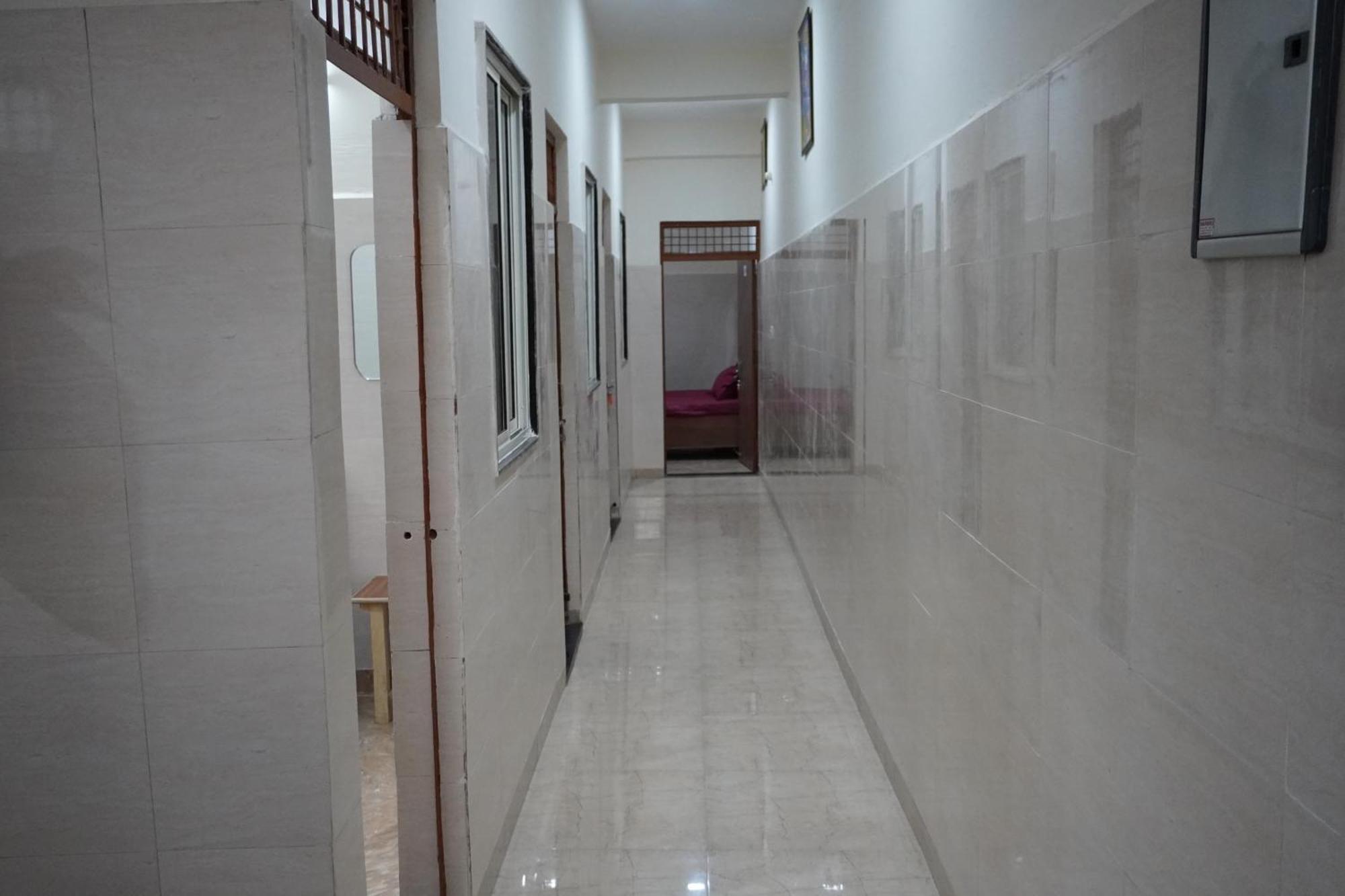 Отель Shree Radha Rani Dham, Near Iskcon And Prem Mandir Вриндавана Экстерьер фото