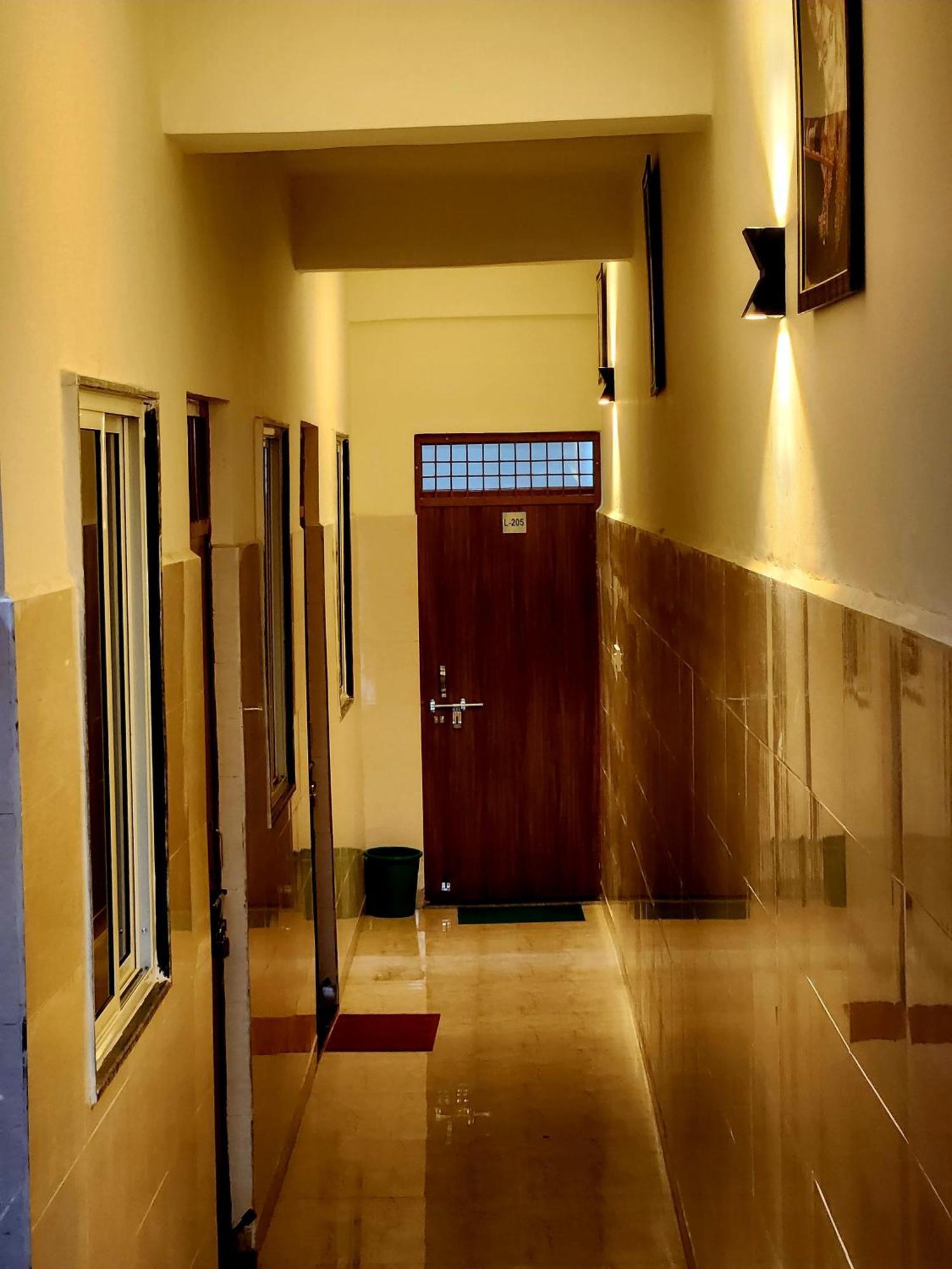 Отель Shree Radha Rani Dham, Near Iskcon And Prem Mandir Вриндавана Экстерьер фото
