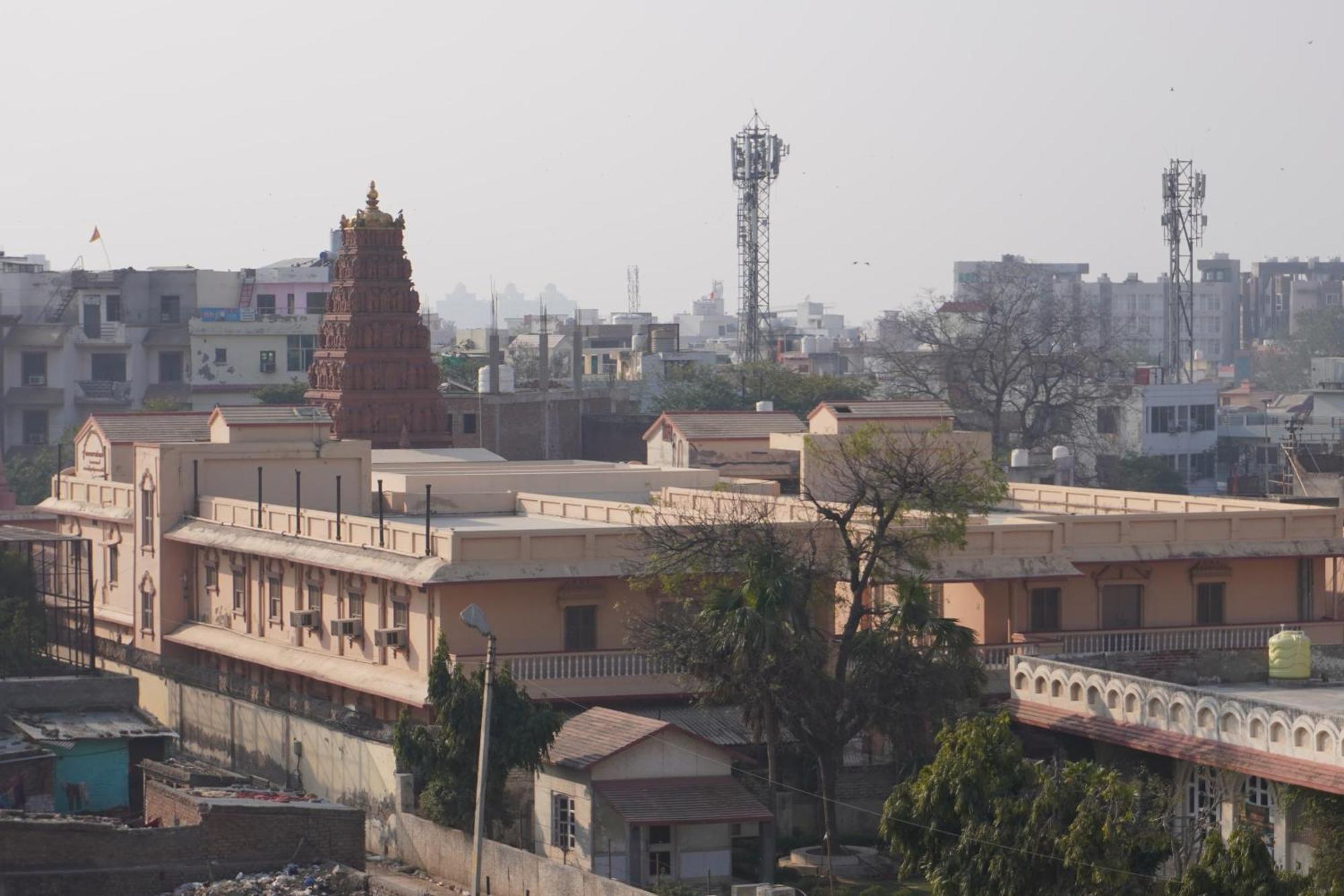 Отель Shree Radha Rani Dham, Near Iskcon And Prem Mandir Вриндавана Экстерьер фото